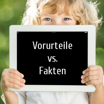 Kind mit Tafel, Aufschrift Vorurteile vs. Fakten