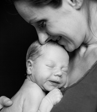 Körperkontakt Mutter mit Neugeborenem