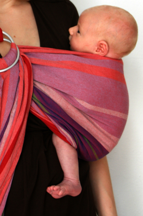 Neugeborenes im Ring Sling